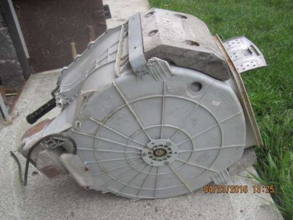 The counterweights in the washing machine are large concrete slabs that stabilize the position of the drum
