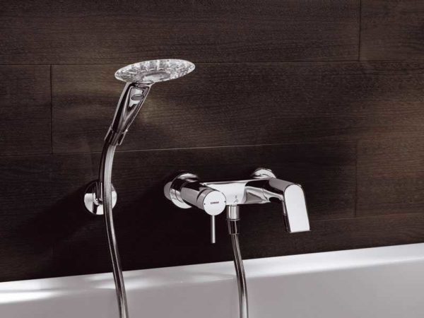 The traditional way of installing a faucet in the bathroom is on the wall