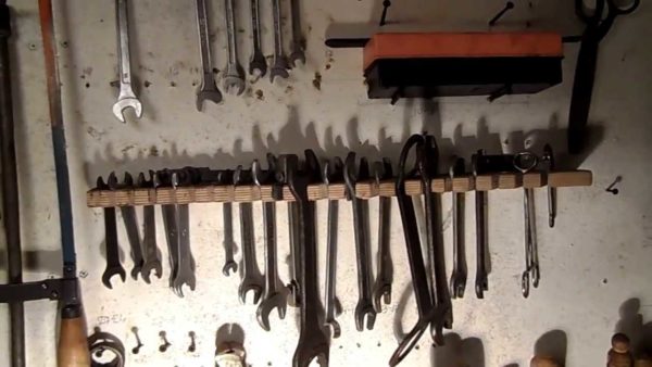 This tool stand is not difficult to make with your own hands.