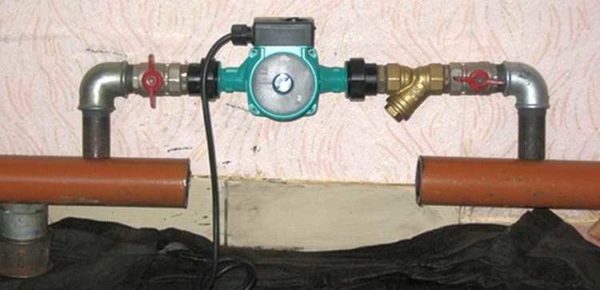 Connection of a circulation pump to a forced circulation system