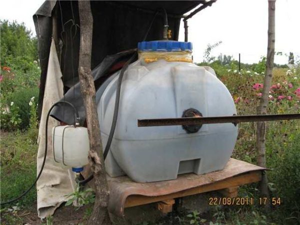 For home use and seasonal production of biofuels (in the warm season) in small volumes, a plastic tank with a lid is suitable