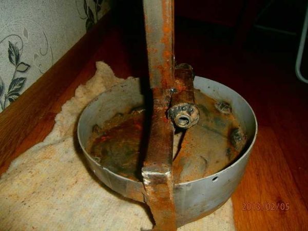 Homemade drill with soil receiver is suitable for installing poles and piles