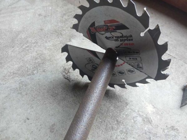 Earth auger with blades from a saw blade for a grinder