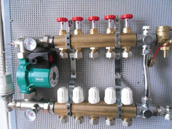 Example of a collector for underfloor heating with a mixing unit and a circulation pump