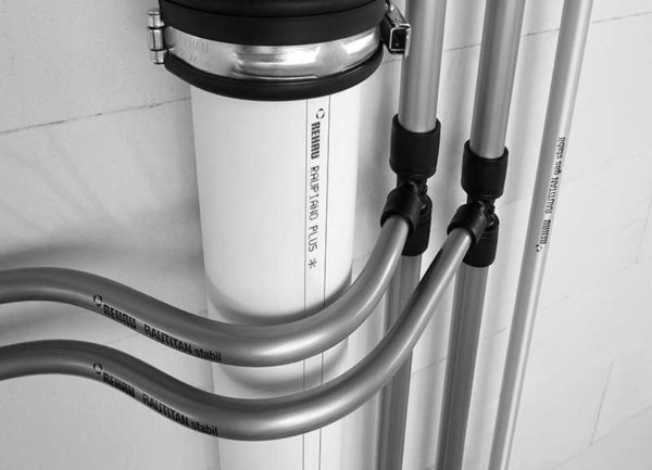 Usually, when laying a water supply system, in places the route has to bend, in places to lay straight sections