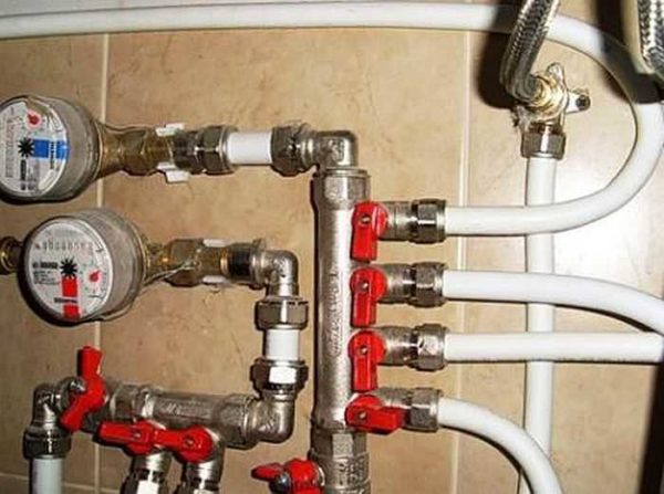Sometimes it is more convenient to use collectors. They allow you to connect several consumers in parallel. There are collectors for water supply and for heating (when installing a warm floor)