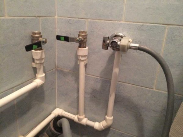 Flexible hoses are connected to adapters