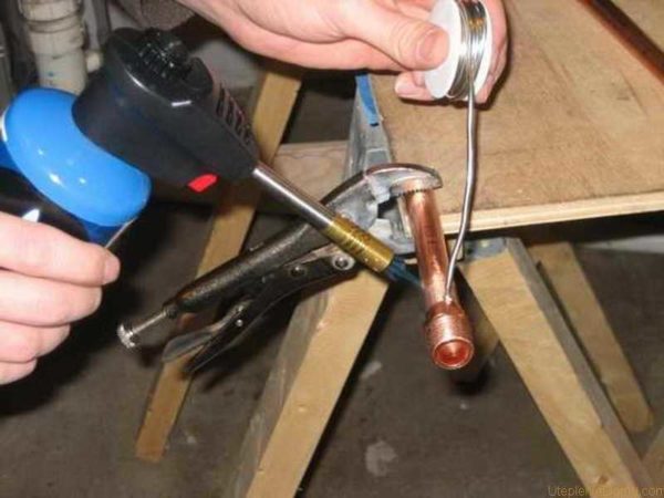 Soldering copper pipes with soft solder