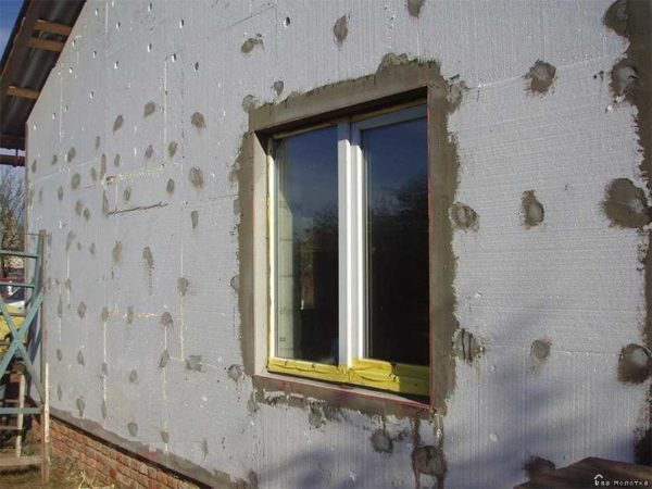 In order not to have to buy a very powerful boiler, you need to insulate the house as much as possible