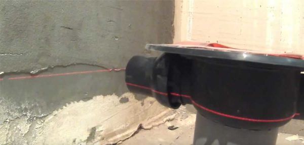 The axis of the ladder should be slightly higher than the axis of the sewer pipe