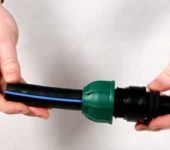 The connection of polyethylene pipes on compression fittings is tightened by hand