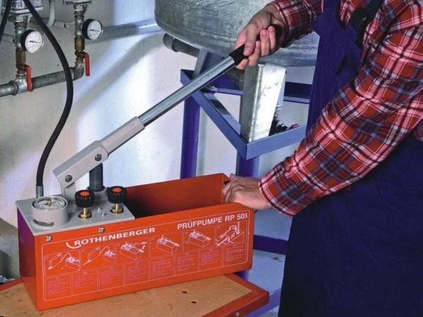 This is a hand pump for pressure testing, with which you can pump coolant for heating systems