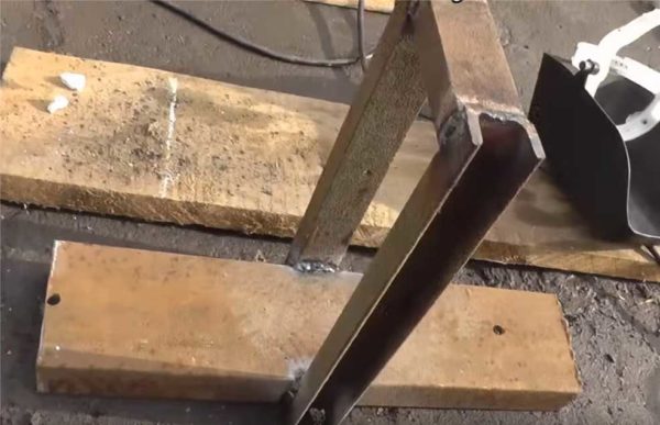 This is how the bed looks like in welded uprights for attaching a movable roller