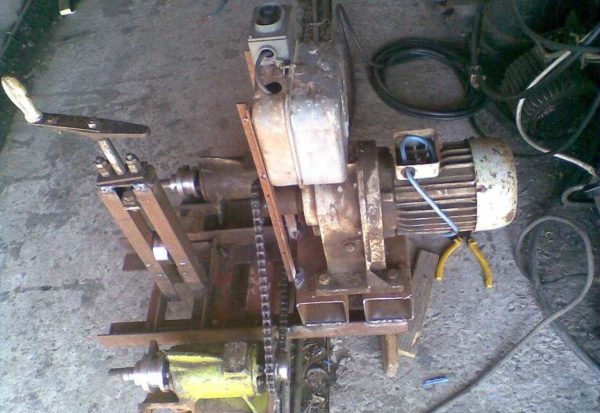 Rolling pipe bender with electric drive