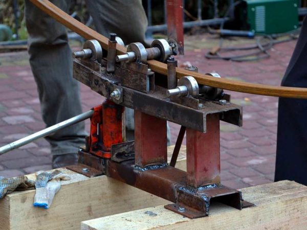 Profile pipe bender with lifting platform