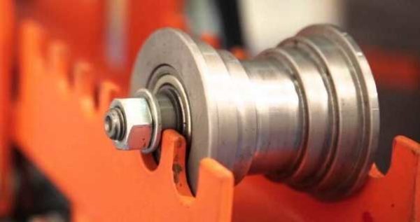 Rollers for bending profile pipes of different widths