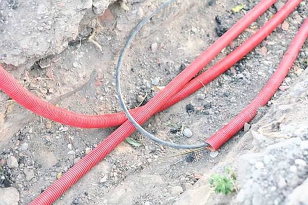 If there are several cables, they are each laid in its own sheath or simply placed in parallel at a distance of 10-15 cm from one another