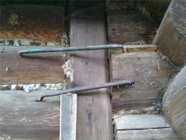 Such brackets must be installed at the bottom, fastening several lower rims, or at the attachment point of the extensions, if they rise with the house