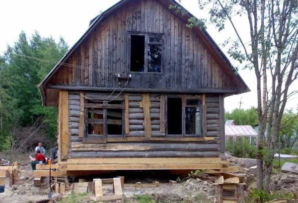 A small house can only be lifted at two corners