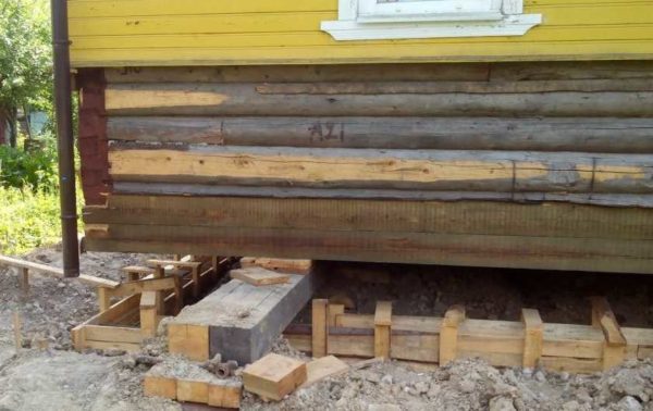 They raise a wooden house most often to carry out reconstruction or replacement of the foundation