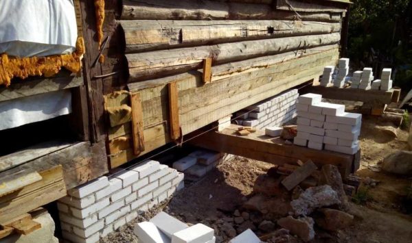 The lower crowns in the log house rotted, they were removed before lifting and replaced with a bar
