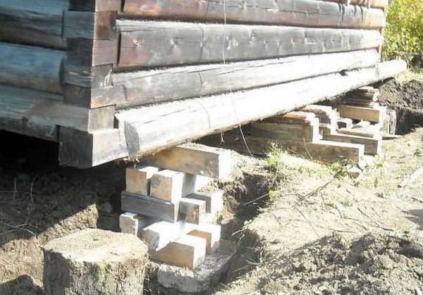 First, boards are laid, then, as they rise, they are replaced with a bar folded in a well)
