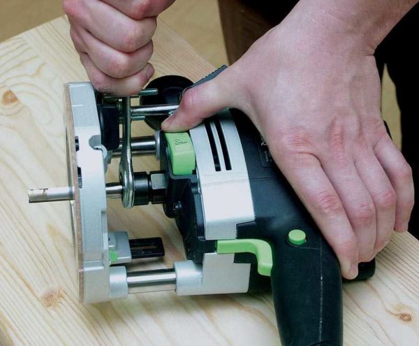 Work with a manual router for wood and other materials begins with the installation of a router