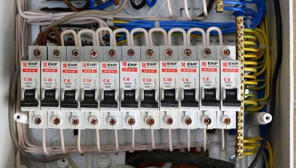 When connecting powerful household electrical appliances, a separate power line is pulled from the shield. In this case, the choice of cable cross-section is somewhat simpler - only one value of power or current is required
