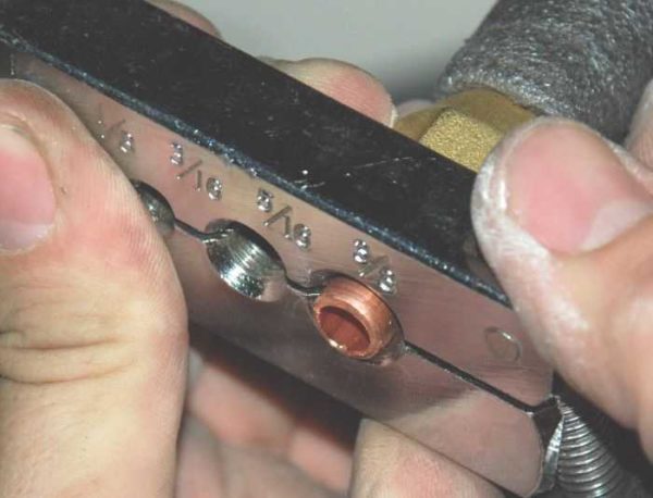 Flaring copper pipes for air conditioning installation