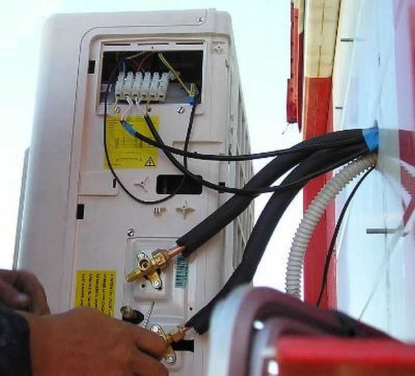 This is what the connected outdoor unit looks like.