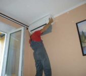 To make hanging the indoor unit easier, practice hooking it to the plate before installation.