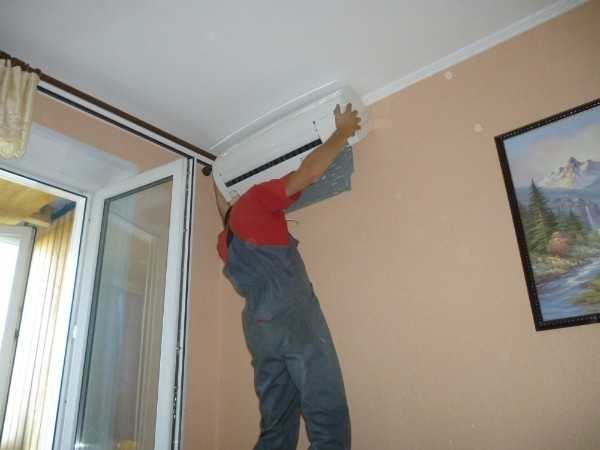 To make hanging the indoor unit easier, practice hooking it to the plate before installation.