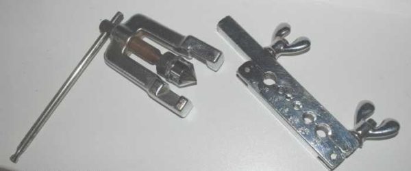 Pipe expanding device