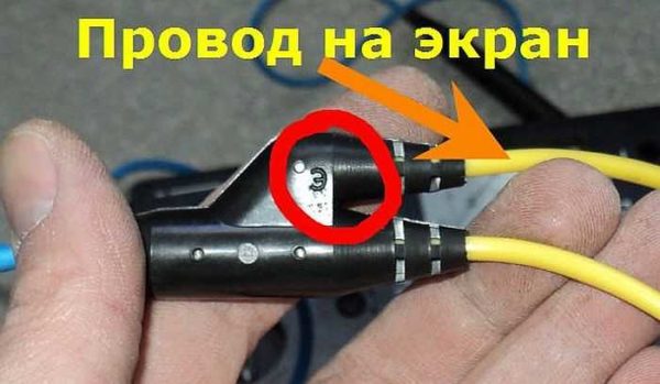 There is a letter E - this end is inserted into the socket with the same letter