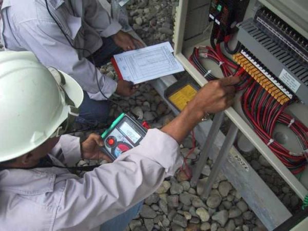 How to measure with a megohmmeter