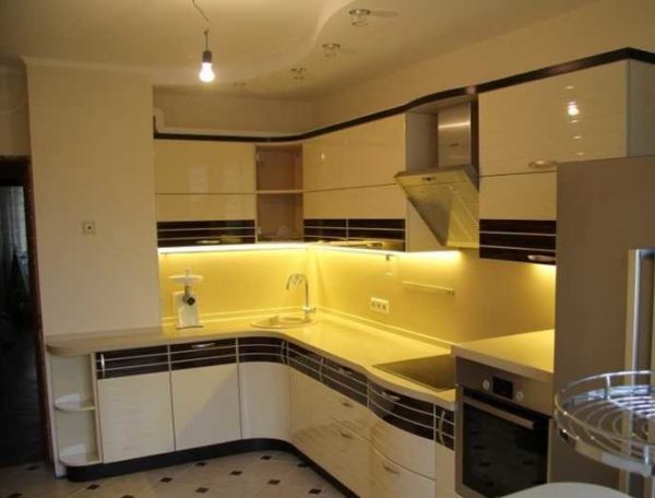 Illumination of the working area in the kitchen with linear lamps