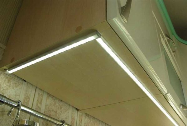 You can organize the lighting of the kitchen in different ways.