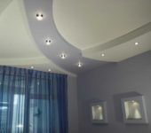 The use of recessed luminaires allows for uniform illumination. In addition, you can choose a beautiful placement of spotlights on the ceiling
