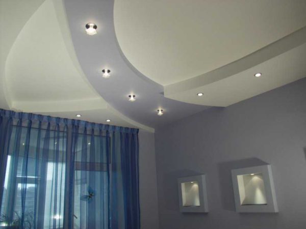 The use of recessed luminaires allows for uniform illumination. In addition, you can choose a beautiful placement of spotlights on the ceiling