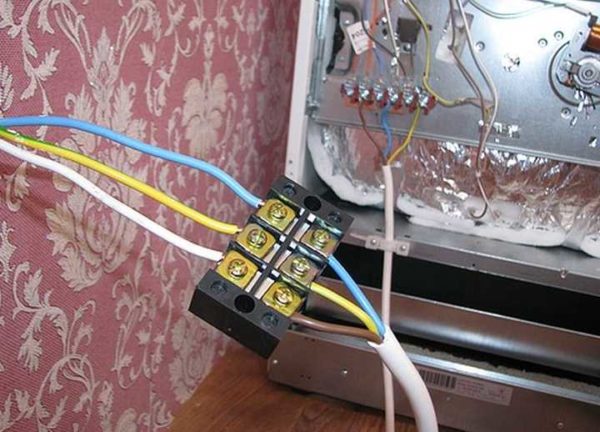 Using the terminal block for the electrical connection of the oven