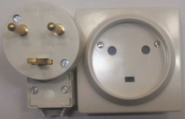 Power plug with socket rated at 32 A