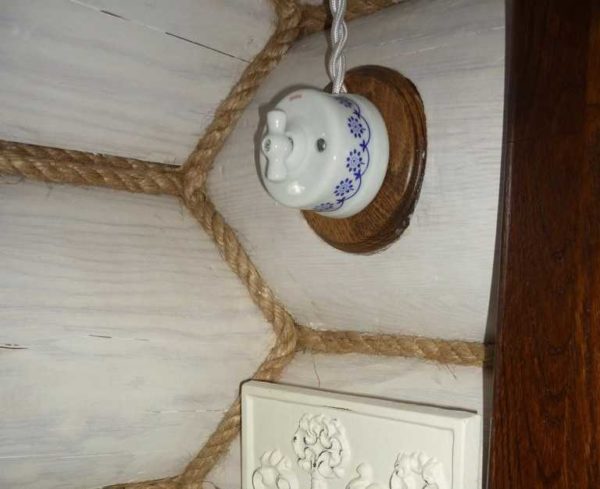 The color of the box can be in contrast to the wall, but it should also be present in other interior details.