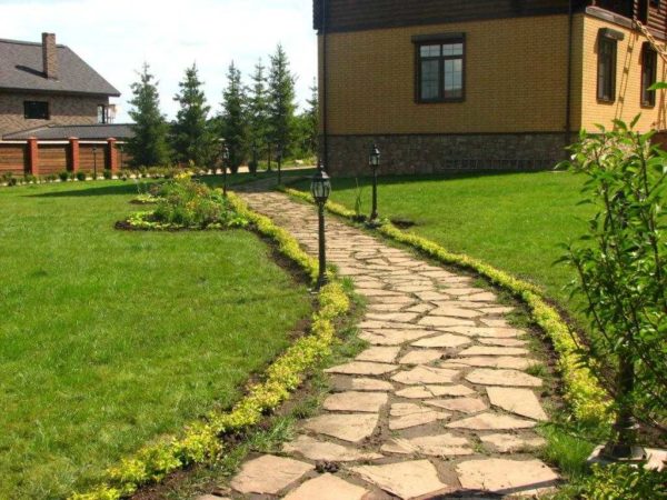 In most cases, the cable for street lighting at home is laid underground.