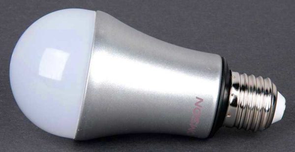 Smooth aluminum heatsink for LED lamps coated with varnish or paint