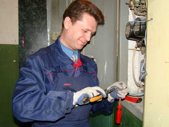 The easiest way is to conclude a contract for the replacement of an electric meter with an energy supply