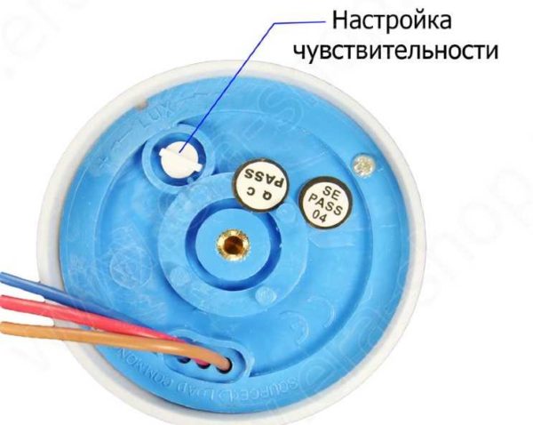 Find a similar regulator on the body - it adjusts the sensitivity of the photo relay