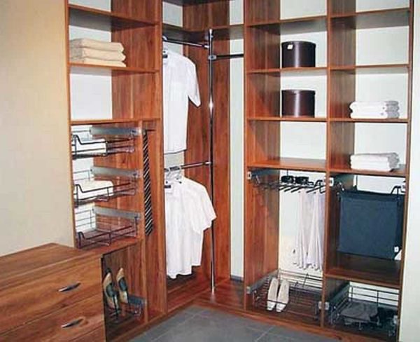 Filling the wardrobe in the corner: install two adjacent hanger bars