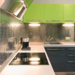 Mirror mosaic on the walls of the kitchen - an option for high-tech style
