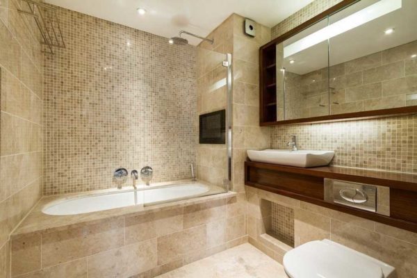 The combination of tiles and mosaics is a great option for finishing a bathroom