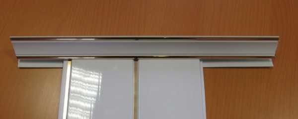 It looks like a plastic wall panel inserted into the ceiling plinth